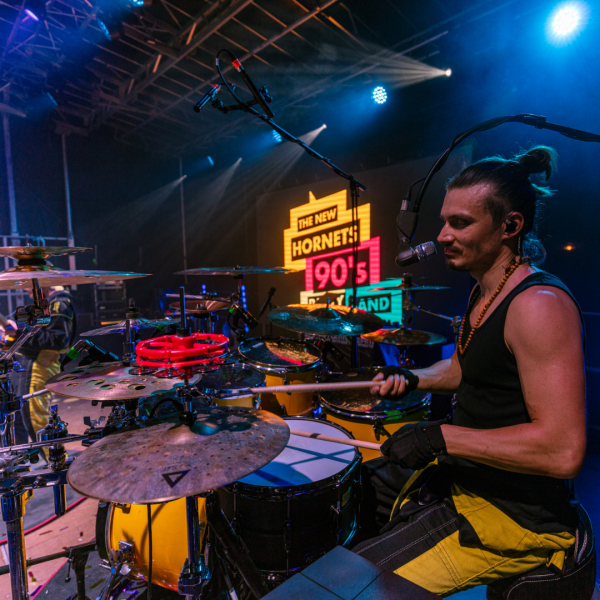 Rustam Guseinov Drummer bei 90er Coverband The New Hornets